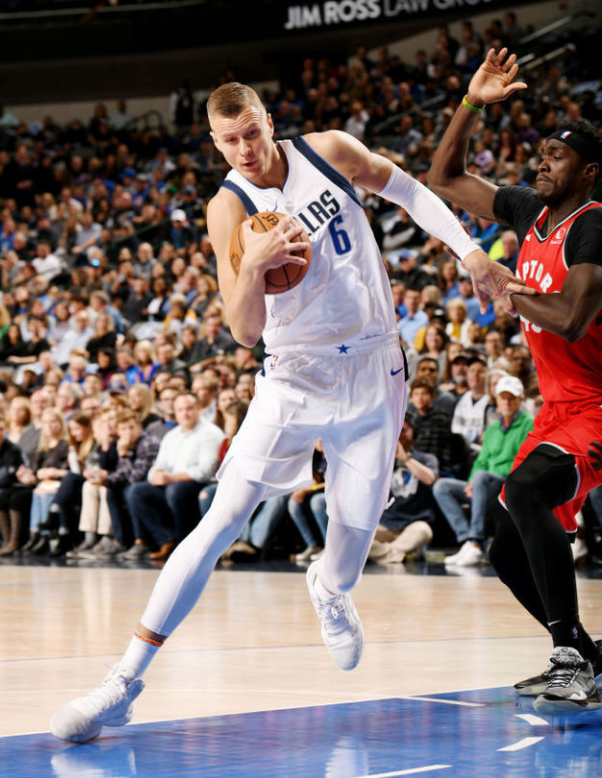 英雄联盟-湖人惨败给费城76人比赛