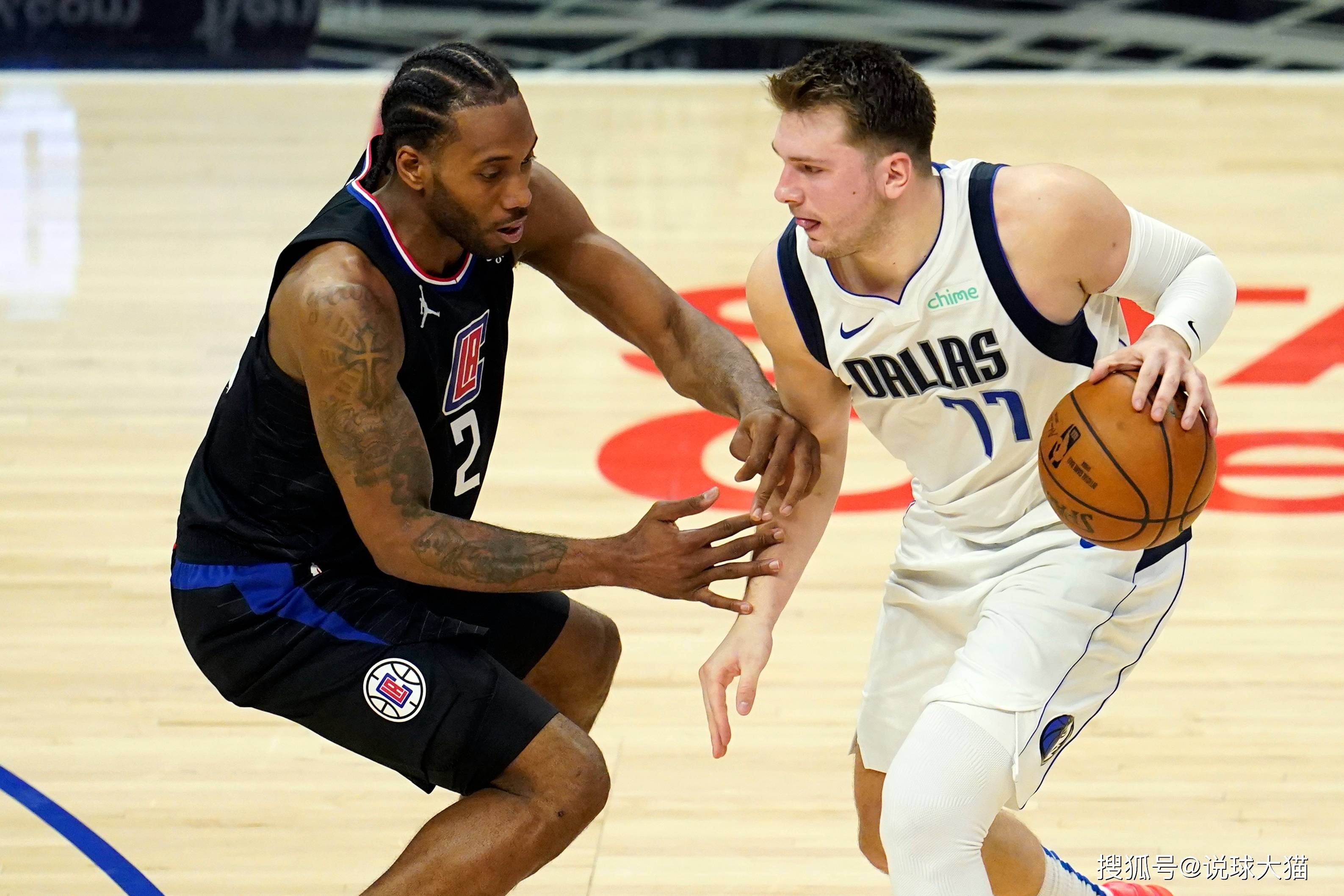 今夜里尔调整名单以备NBA季后赛，篮板制胜环节打磨，气氛紧张，更衣室氛围转暖