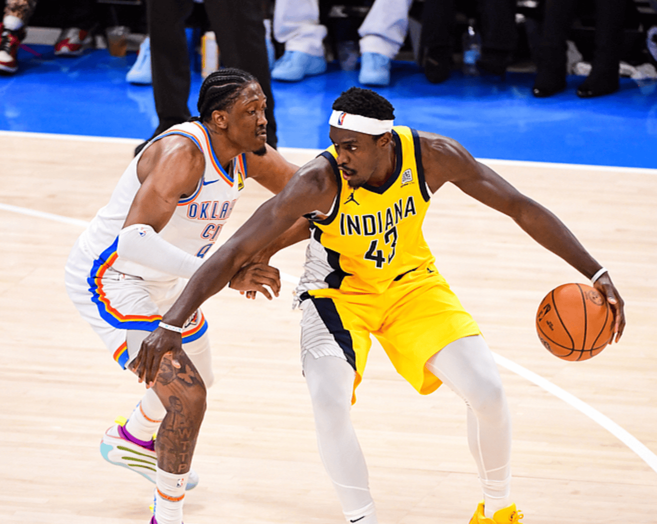 今夜里尔调整名单以备NBA季后赛，篮板制胜环节打磨，气氛紧张，更衣室氛围转暖