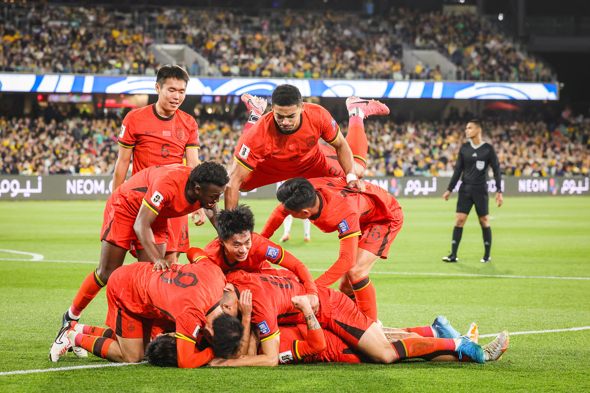 包含加时末段武汉三镇备战英超，强势反弹细节曝光，态度坚定，阵容厚度经受考验的词条